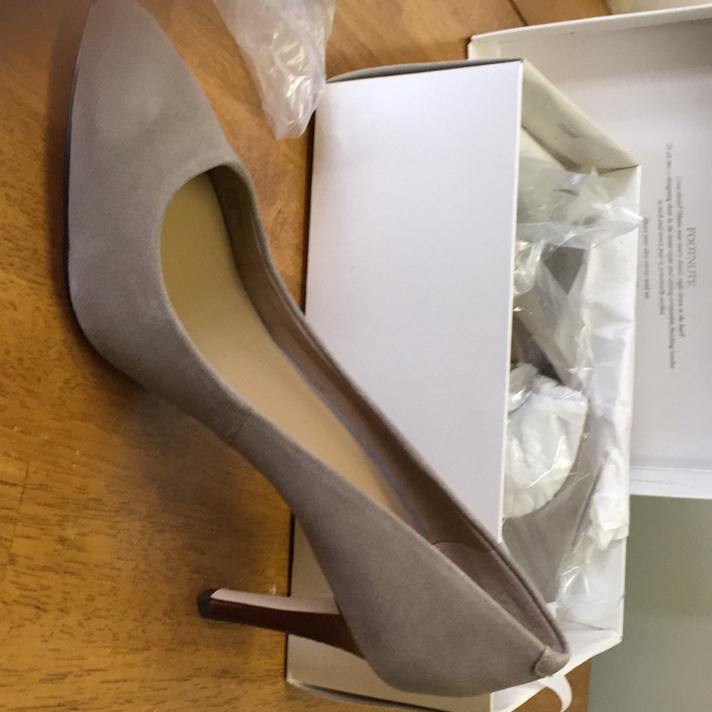 Ann Taylor Kenzie suede pump